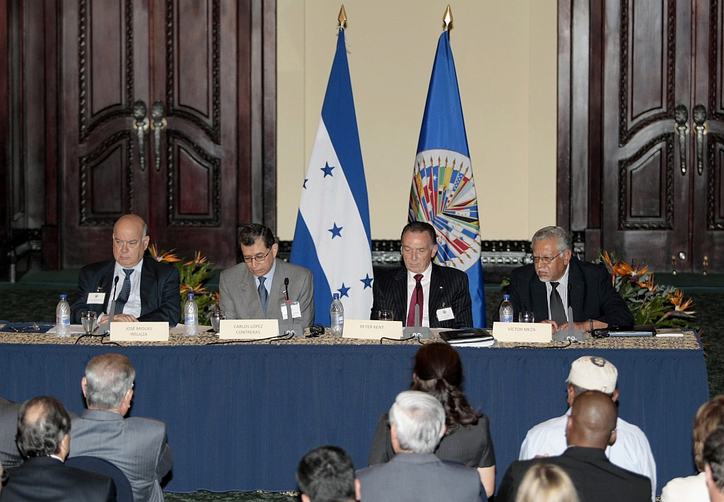 "Não estamos aqui para criar um debate, estamos aqui para encontrar soluções concretas", disse o Presidente da OEA, José Miguel Insulza (esquerda) | Reuters