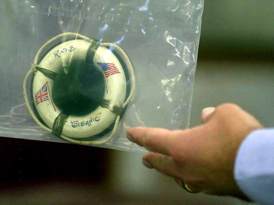 Um broche retirado do navio e leiloado em 2001 na Inglaterra | Barry Batchelor/AFP