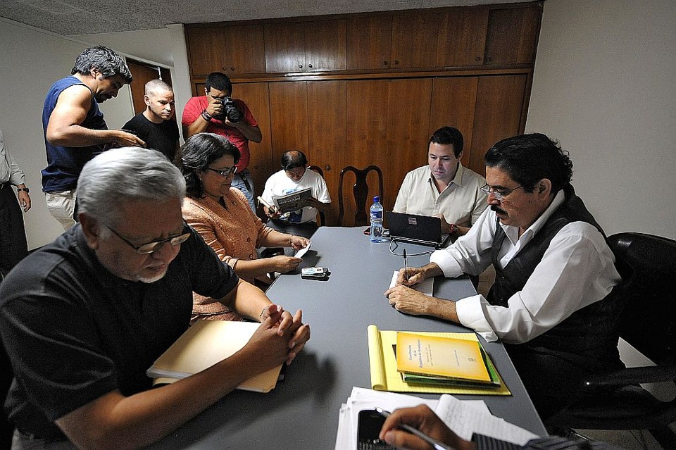 Presidente deposto de Honduras, Manuel Zelaya, em encontro com seu comitê de negociação. Acordo anunciado foi desmentido pelo governo de fato | AFP
