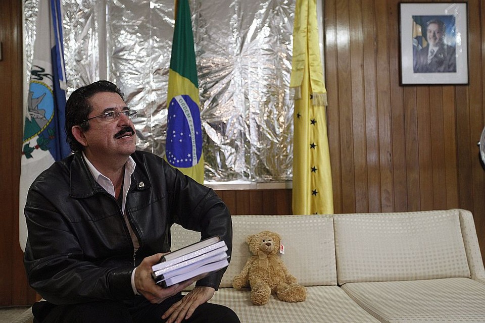 Há um mês na embaixada brasileira, acordo sobre volta de Zelaya ao governo não está próximo | Reuters