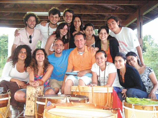 Claudinho Brasil (de azul) e sua orquestra de tambores: