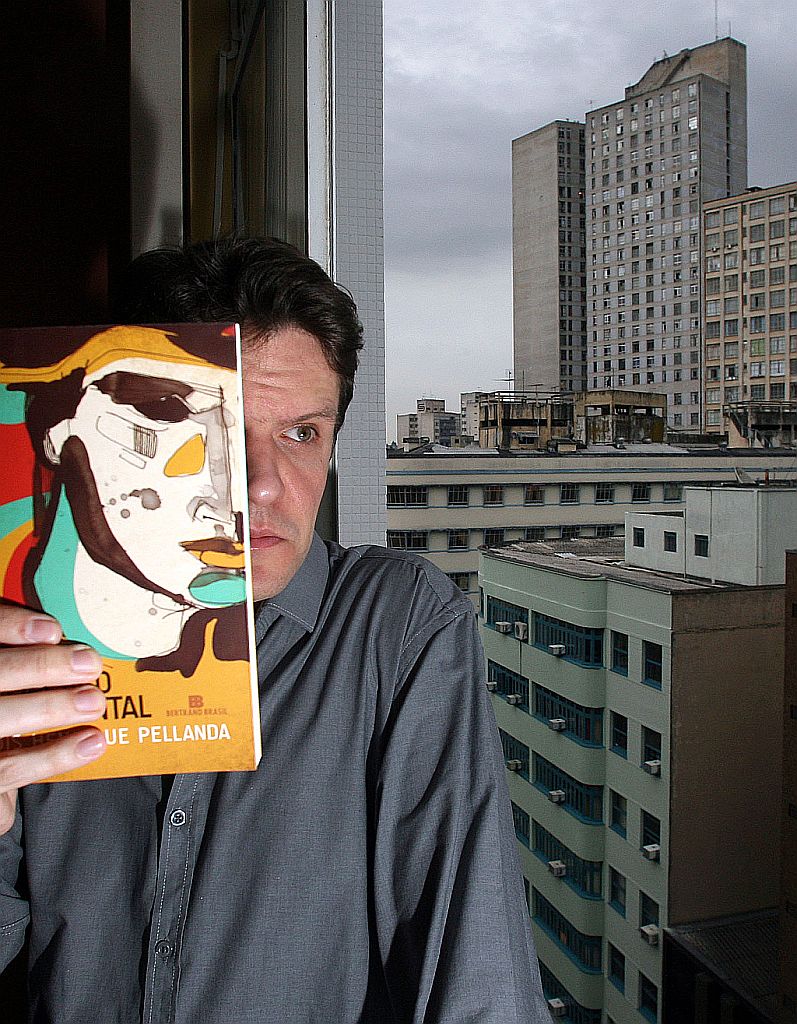 Pellanda conta que não segue fórmulas: Se a idéia se resolve rapidamente, faço o conto breve. Mas se o que preciso dizer exige desdobramentos, então, construo um texto mais longo | Hedeson Alves/Gazeta do Povo