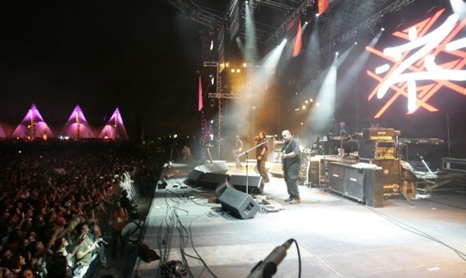 Público vibra ao som dos sucessos de O Rappa |