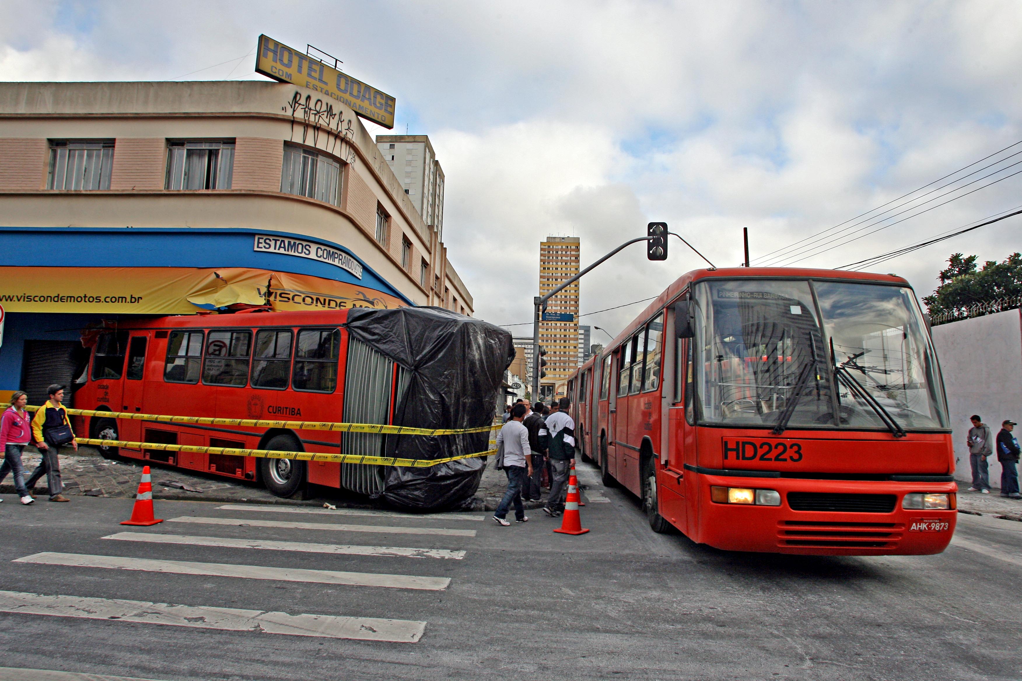 Há uma ano, ônibus biarticulado destruiu dois pilares e uma viga de um prédio no Centro de Curitiba | Albari Rosa/ Agência de Notícias Gazeta do Povo