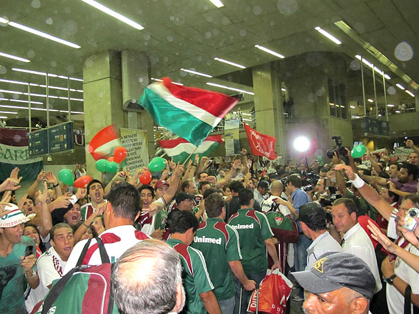 Cerca de 300 tricolores foram ao aeroporto receber o time. | Reprodução/ Globoesporte.com
