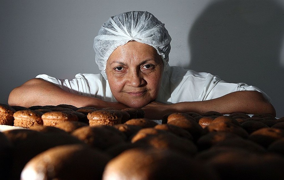 Rosalina está treinando funcionários para aumentar a produção de pães de mel. Ela começou o negócio após receber apoio na Semana Global do Empreendedorismo do ano passado | Hedeson Alves/ Gazeta do Povo