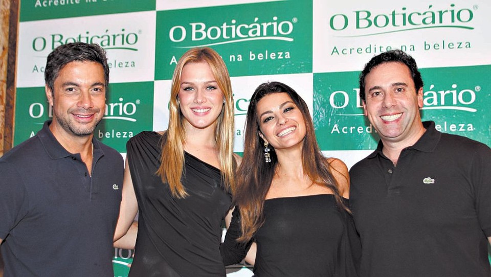 Kesiah Visioli, ganhadora do concurso A dona de casa mais bonita do Brasil, do Programa da Xuxa, marcou presença no espaço do Boticário no Lupaluna, no sábado. Ao lado da loirinha Fiorella Mattheis, ela foi recebida pelo presidente da empresa, Artur Grynbaum (à dir.), e maquiada pelo badalado Fernando Torquatto, consultor da marca | Fotos:  Mauro Campos