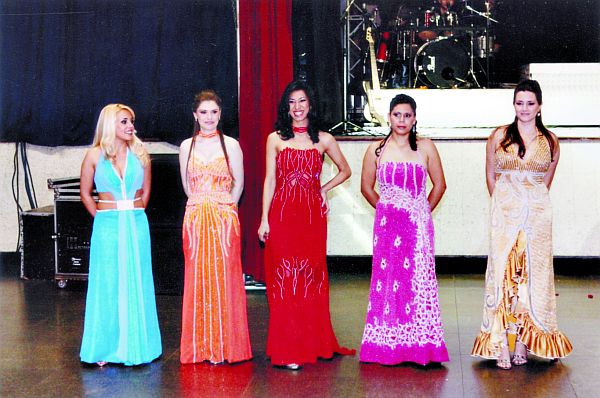 DIA NACIONAL DO COMBATE AO CÂNCER INFANTO-JUVENIL - A Associação Paranaense de Apoio à Criança com Neoplasia-APACN promove Jantar Dançante Beneficente na data nacional do combate ao câncer infanto-juvenil, que acontece no dia 19 de novembro, no Salão Azul do Clube Curitibano. Entre os destaques, desfile do estilista Edson Eddel, que recentemente assinou os modelos das candidatas à Miss Erasto Gaertner, cuja vencedora, Susan Zanetti, está no centro da foto, usando vestido vermelho | Daniel Sorrentino