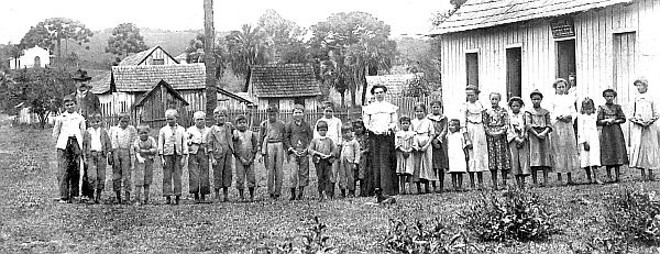 A professorinha da escola pública do interior com seus alunos, em 1904, na vila de Tamandaré |