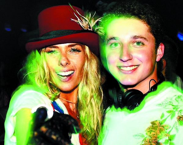 DESTAQUE NA LIQÜE - O jovem DJ André Buschle tocou recentemente, em evento na Liqüe, ao lado da apresentadora Adriane Galisteu, recebendo muitos elogios pelo seu set list |