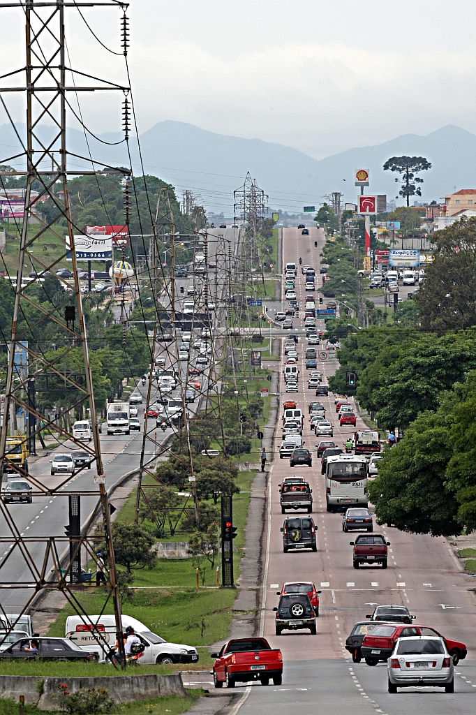 Avenida das Torres: governo federal sugere retirada de canteiro e instalação de fios subterrâneos | Albari Rosa/Gazeta do Povo