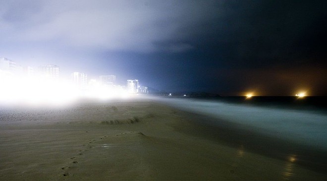 A praia de Ipanema, no Rio de Janeiro, iluminada pelos faróis dos carros que passavam pela orla |
