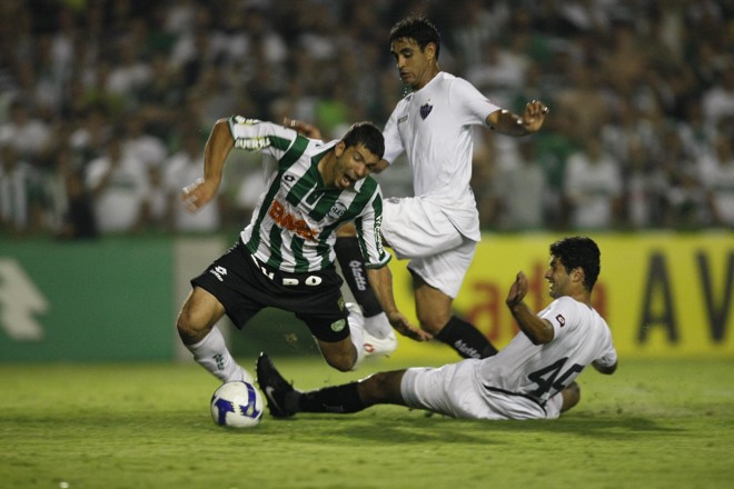 Rômulo é derrubado aos 39 minutos do segundo tempo. Pênalti para o Coxa, batido por Marcelinho Paraíba... | 