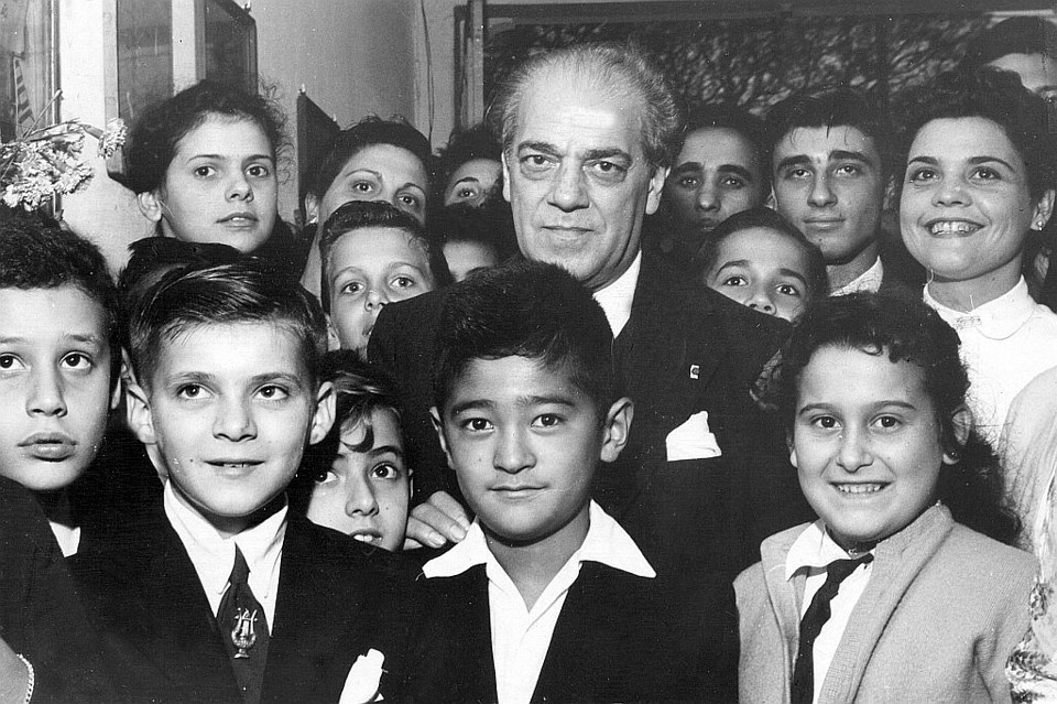 Heitor Villa-Lobos entre um grupo de crianças e jovens na inauguração do Conservatório Villa-Lobos, em 1957 | Fotos: Divulgação/Museu Villa-Lobos