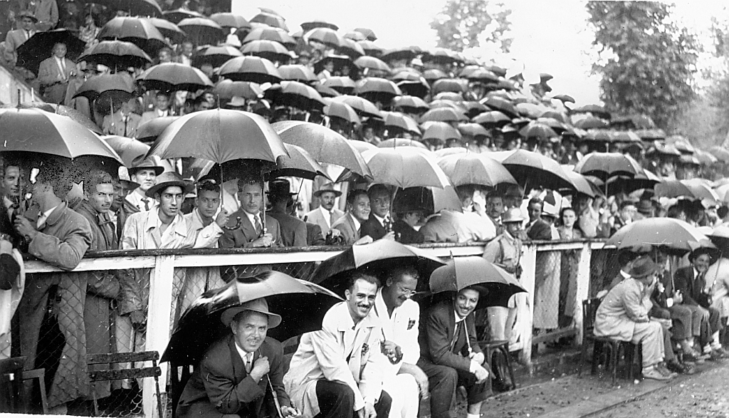 Assistência na Baixada abaixo de chuva. Hoje em dia os guarda-chuvas servem de armas num quebra-pau. 1949 |