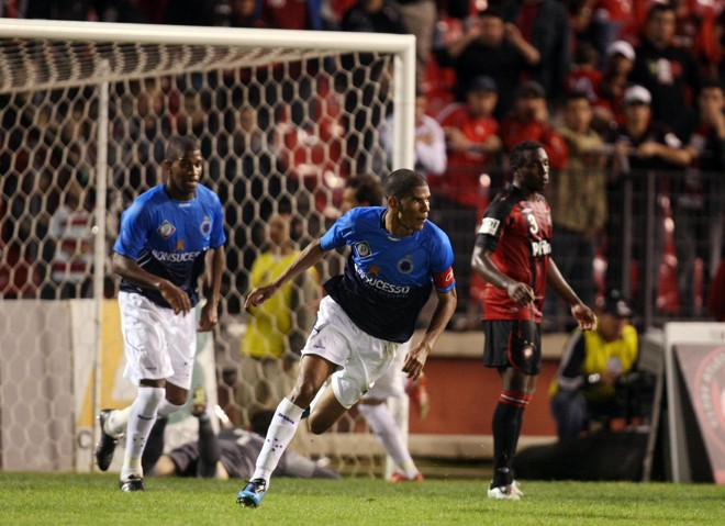 Leandro Silva comemora o gol de empate aos 45 do 2º tempo. Raposa ainda briga pelo G4 | 