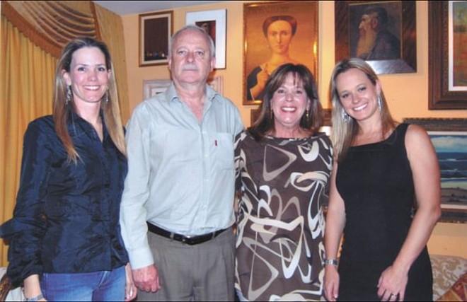 Os homenageados do jantar de Roberto Soares,Vílson e Lúcia Stall ladeados pelas filhas Rafaela Stall e Fernanda Trevisi de Abreu |