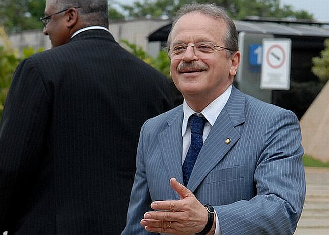 O ministro da Justiça, Tarso Genro, fala à imprensa sobre o julgamento do pedido de extradição do escritor italiano e ex-ativista político Cesare Battisti | Renato Araújo/ABr