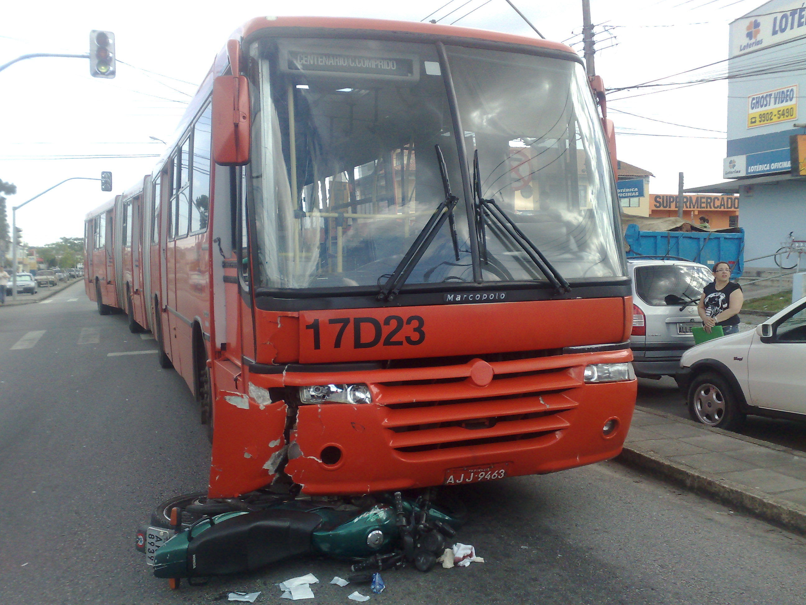 Ônibus arrastou a moto por alguns metros nas proximidades do Terminal Vila Oficinas, no bairro Cajuru | Adriano Ribeiro / Gazeta do Povo