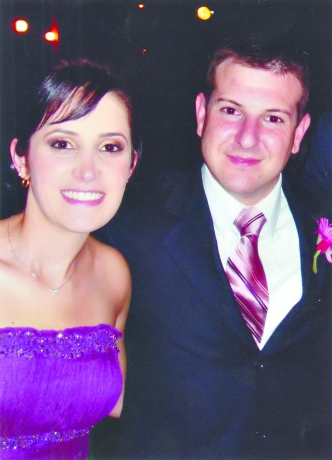 COMEMORAÇÃO AO SUCESSO - O casal Andréa (Benetti de Carvalho) e Mateus Martinelli de Oliveira comemorando a brilhante defesa da tese de Mestrado dele, em Clínica Cirúrgica na UFPR, na qual obteve a nota máxima |