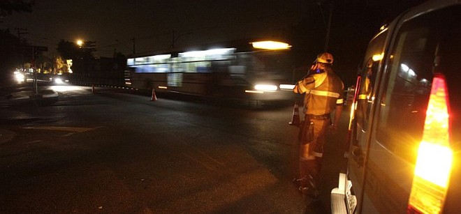 Policiais tentam controlar o trânsito de São Paulo durante o apagão |