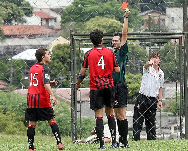 Jogo foi marcado pelos quatro gols e seis expulsões | 