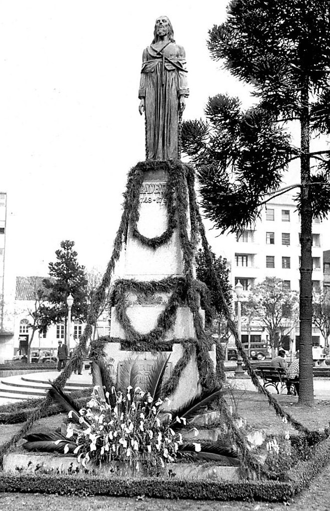 Tiradentes é o patrono das polícias Militar e Civil. Todo ano, na sua data, a estátua do mártir, na Praça Tiradentes, é lavada e enfeitada para a solenidade | 