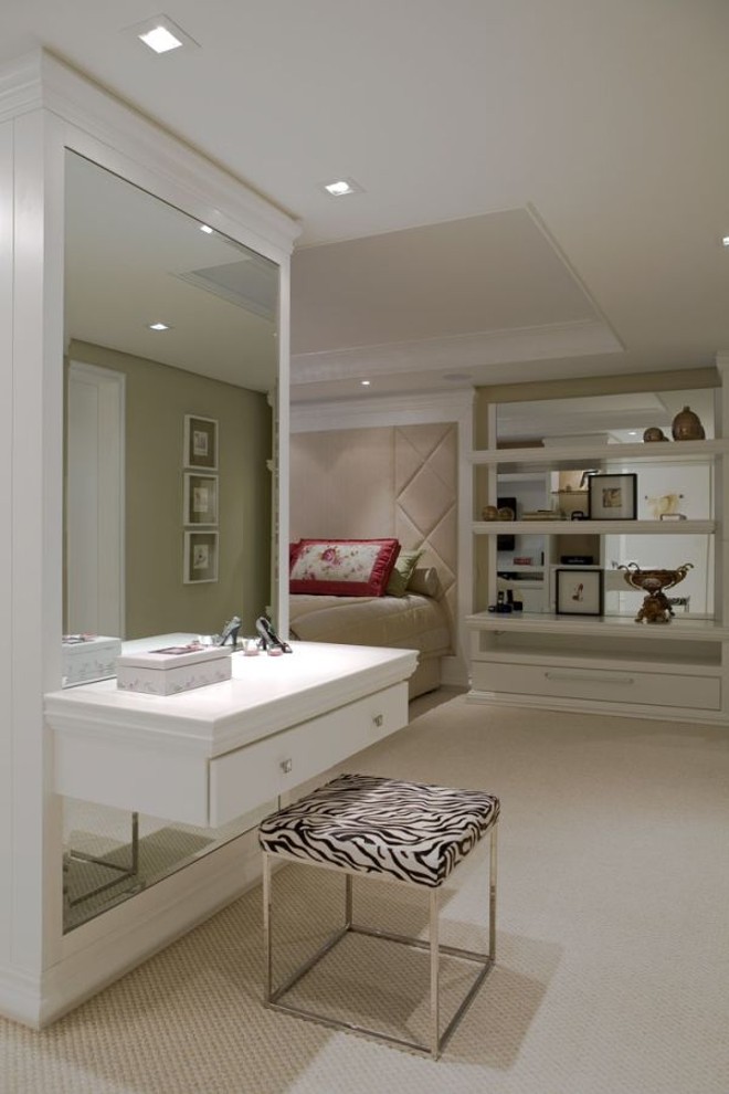 Projeto da arquiteta Beth Choueri, a penteadeira integra o quarto e o closet | 