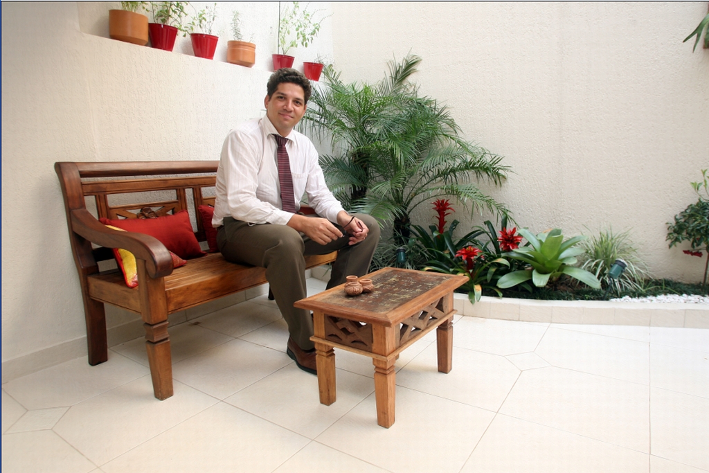 O advogado Marcus Carvalho está satisfeito com a aplicação de porcelanato sobre cerâmica na parte externa de sua casa | Hedeson Alves/Gazeta do Povo