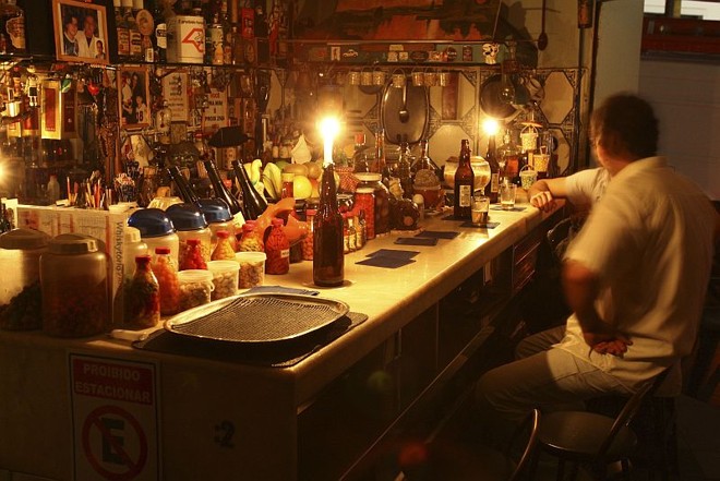 Bar em São Paulo apela para a luz de velas durante o apagão |