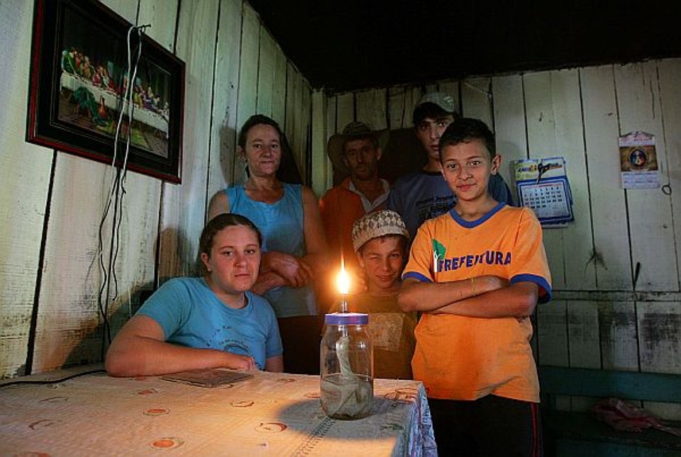 Improviso: lamparinas fazem parte da rotina dos Marques, que não têm mais geladeira, tevê ou iluminação artificial | Daniel Castellano/Gazeta do Povo