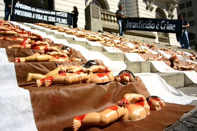 Em julho de 2008, defensores de um projeto de lei que protege crianças indígenas portadoras de deficiência e que poderiam ser vítimas de infanticídio fizeram uma manifestação no Rio de Janeiro | Pedro Pantoja/AE