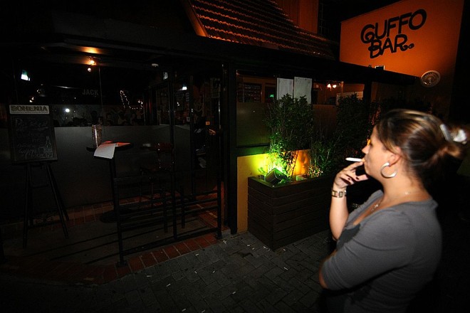No Guffo Bar, um cordão de isolamento foi instalado para os fumantes poderem ir para o lado de fora sem precisar quitar a ficha | 