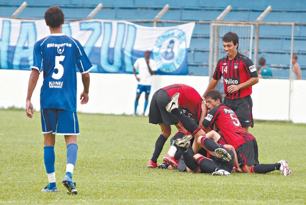 Festa do Furacãozinho: os garotos da equipe júnior do Rubro-Negro comemorarm um dos gols da vitória sobre o Iraty | Henry Milléo/ Gazeta do Povo