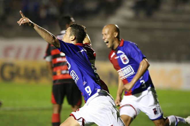 Depois foi só correr para o abraço, seguido pelo zagueiro Dirley |