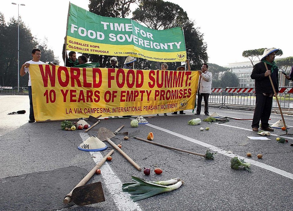 Manifestação por acordo contra a fome, em frente ao prédio da FAO, em Roma | Giampiero Sposito/Reuters