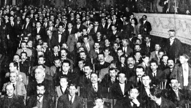 A novidade atraía uma audiência bem vestida, mas que também era capaz de dar empurrões e pontapés para conseguir um lugar diante da telona | 