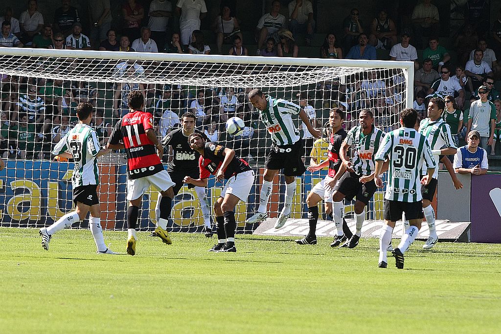 O Coritiba mostrou solidez na defesa e deixou a desejar no ataque, mas bateu o Vitória e ultrapassou o Atlético na tabela | Pedro Serápio/Gazeta do Povo