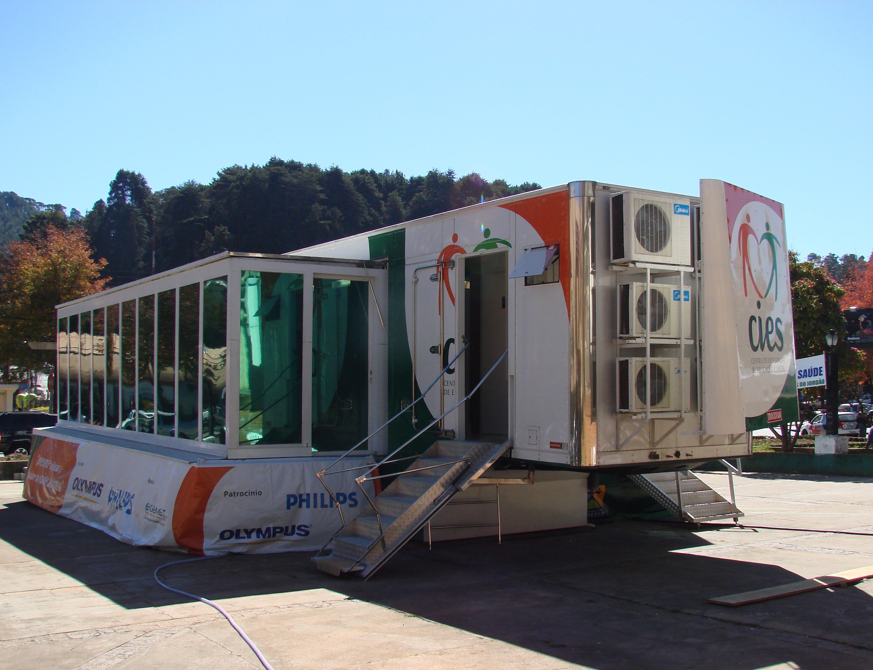 O caminhão possui quatro consultórios e equipamentos para a realização de mamografias e ultrassonografias | Divulgação/Projeto Cies