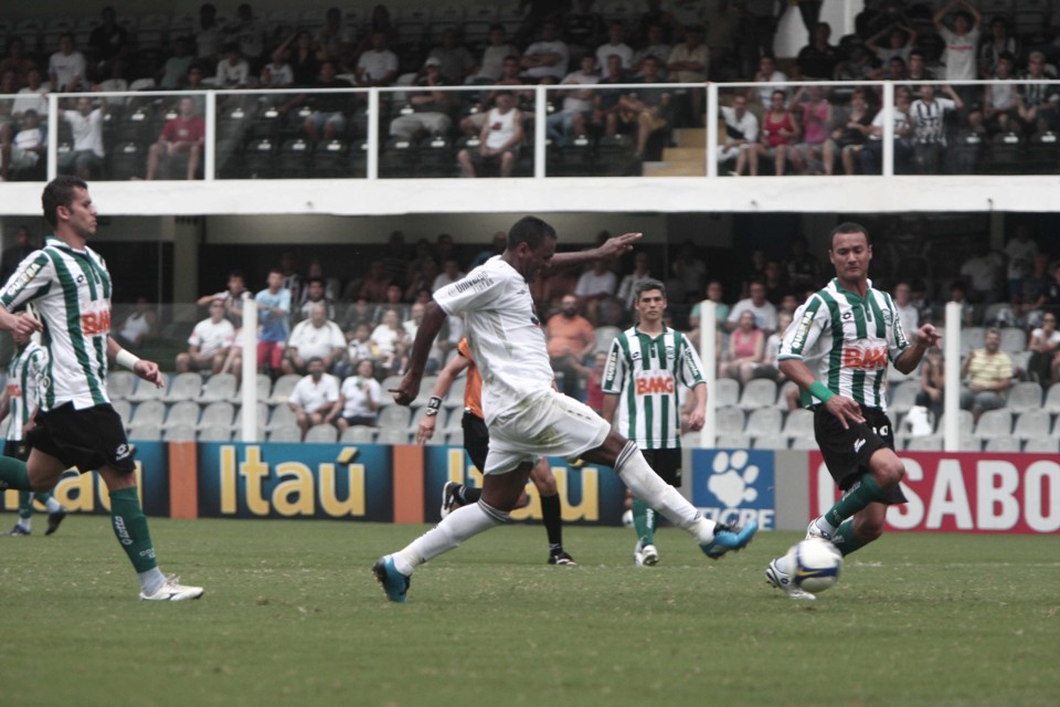 Kléber Pereira fez um dos gols da goleada santista na Vila Belmiro | Adalberto Marques / Tribuna de Santos
