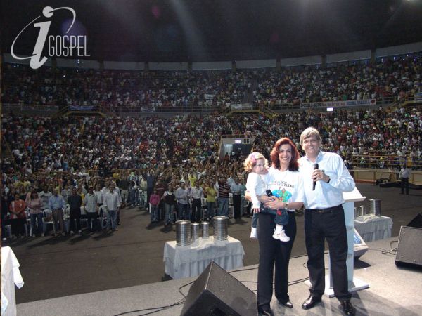 Imagem da Igreja Renascer mostra o casal Sônia e Estevam Hernandes. Eles foram flagrados pela polícia americana com US$ 56,4 mil escondidos em uma bíblia | Reprodução / Site da Igreja