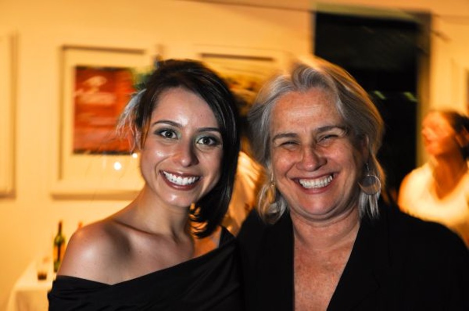 A atriz Vera Holtz veio prestigiar o lançamento do curta-metragem de terror Rua José Cadilhe, produzido por alunos de Comunicação Social da UFPR. Após a sessão, sábado passado na Cinemateca de Curitiba, um coquetel marcou a estreia da  Asteroide Filmes, produtora do filme. Na foto, Vera com a protagonista Larissa Jorge | Bruno Reis