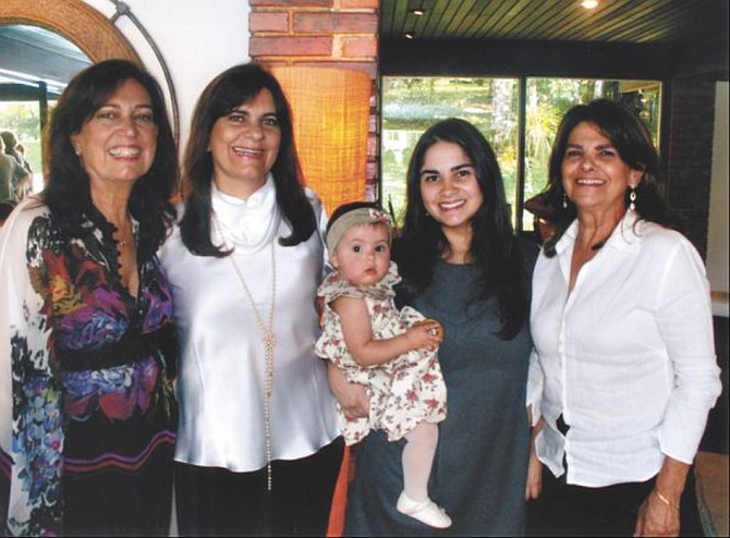 Respectivamente aniversariante e anfitriã de bela comemoração, as irmãs Eleonora Beltrão Barcik e Rosita Beltrão Rischbieter com as convidadas Carolina Espezim( a linda Sarah no colo) e Iria Schwars |