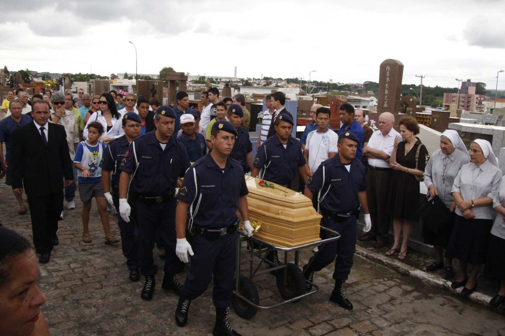 Cerca de 500 pessoas participaram do funeral em Salto, cidade natal de Anselmo Duarte | Mario Angelo/AE