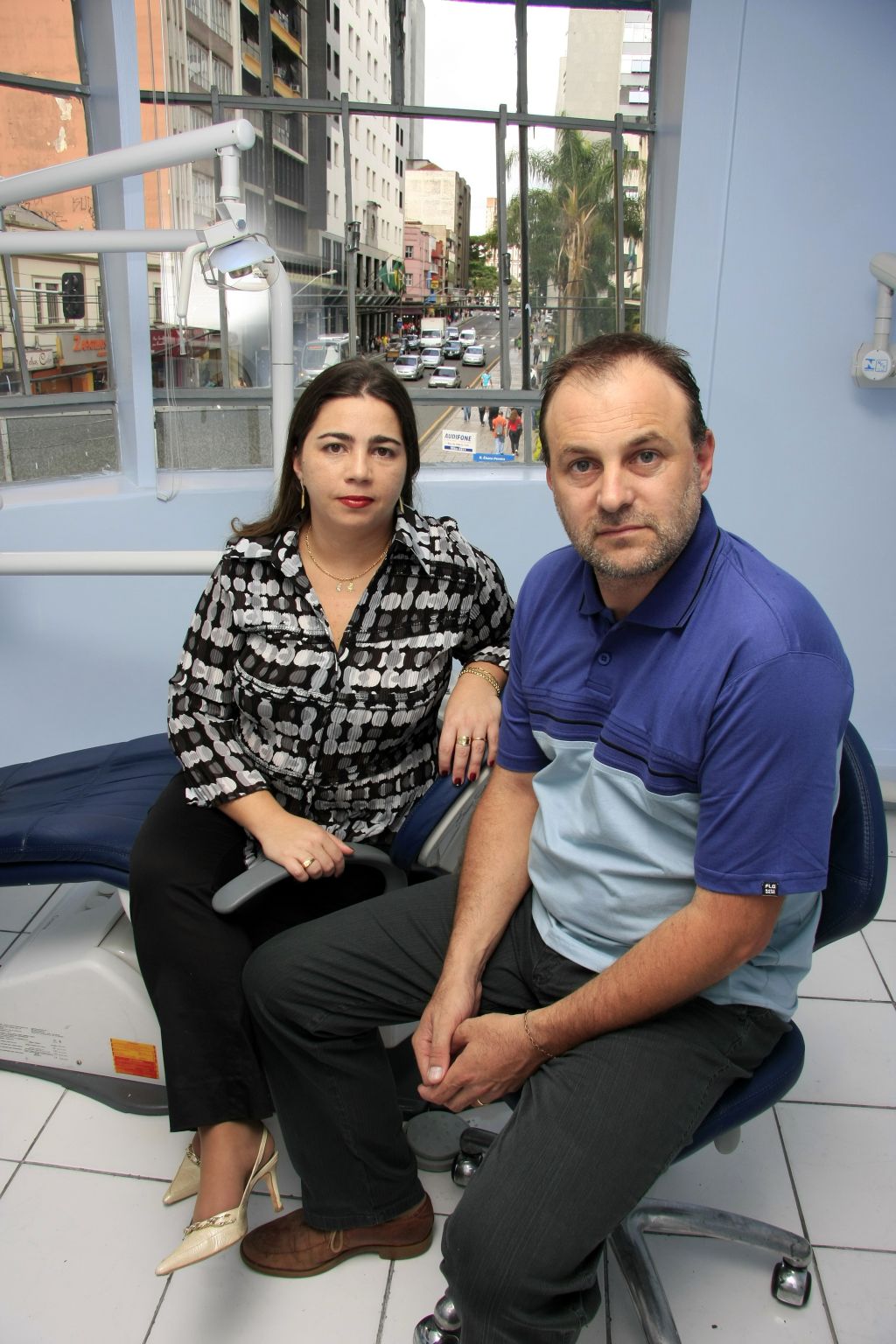 Claudia Chacur Gobbi, cirurgiã dentista, e o marido Marcos, técnico em prótese dentária, estão há quase um ano à procura de uma sala comercial maior | Daniel Derevecki / Gazeta do Povo