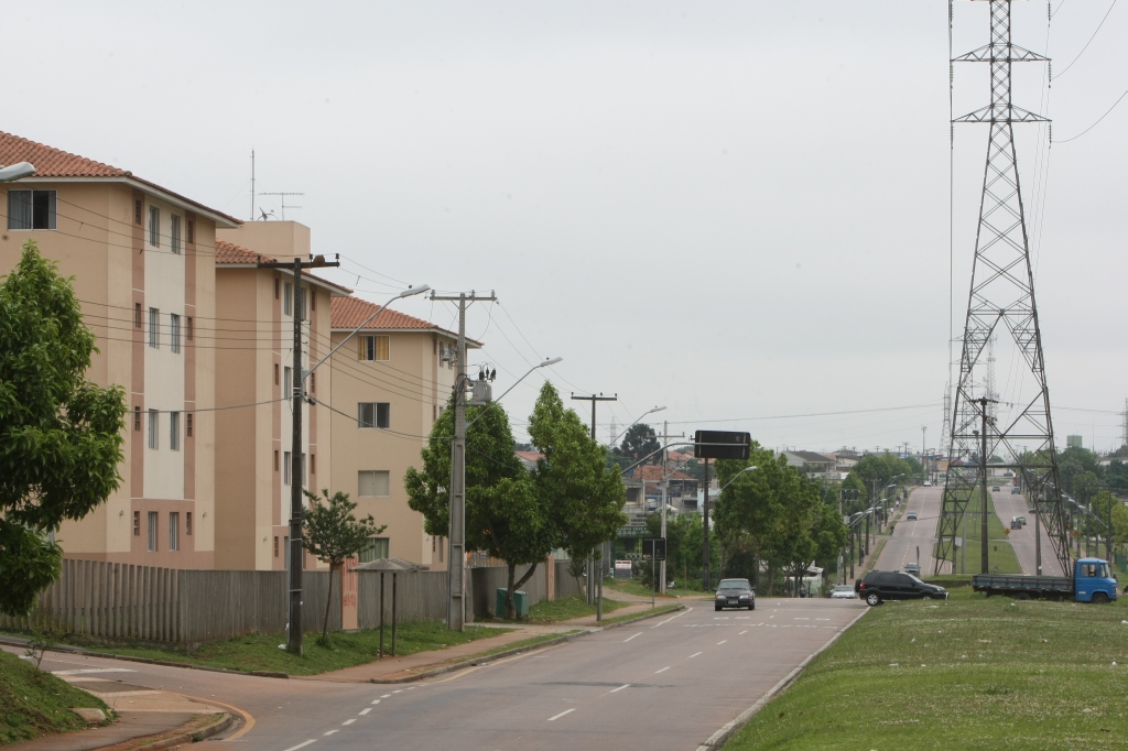 Rua Tijucas do Sul: fluxo intenso de ônibus e carros. O perfil predominante é de condomínios populares e imóveis comerciais | Aniele Nascimento/Gazeta do Povo