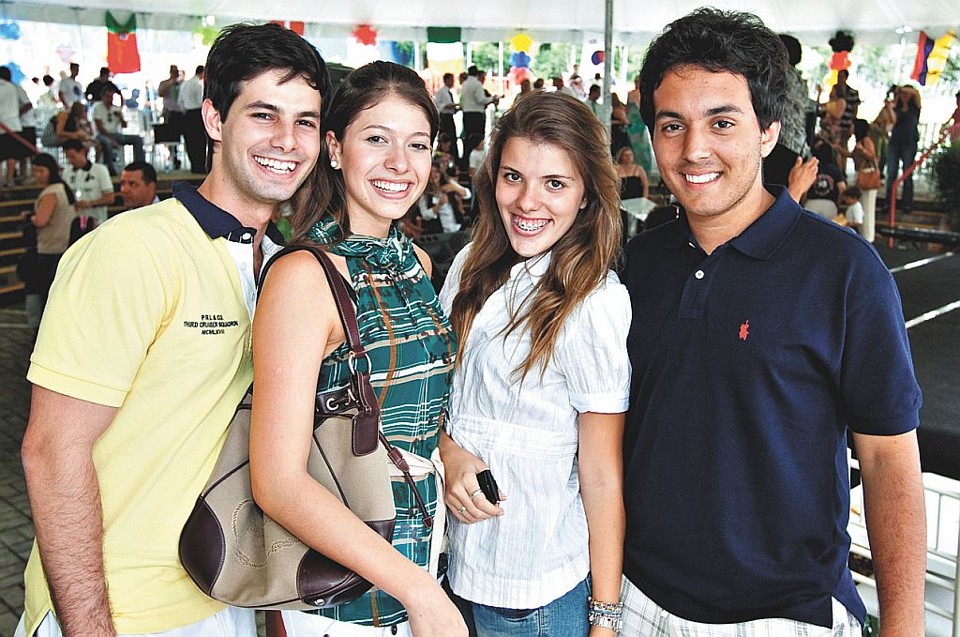 David Singer e Julia Malucelli, sua namorada (ambos à esq.), Giulyana Algeri e Fábio Domaredzky na festa em comemoração aos 50 anos da Escola Internacional de Curitiba, realizada no último sábado em Santa Felicidade | Naideron Jr.