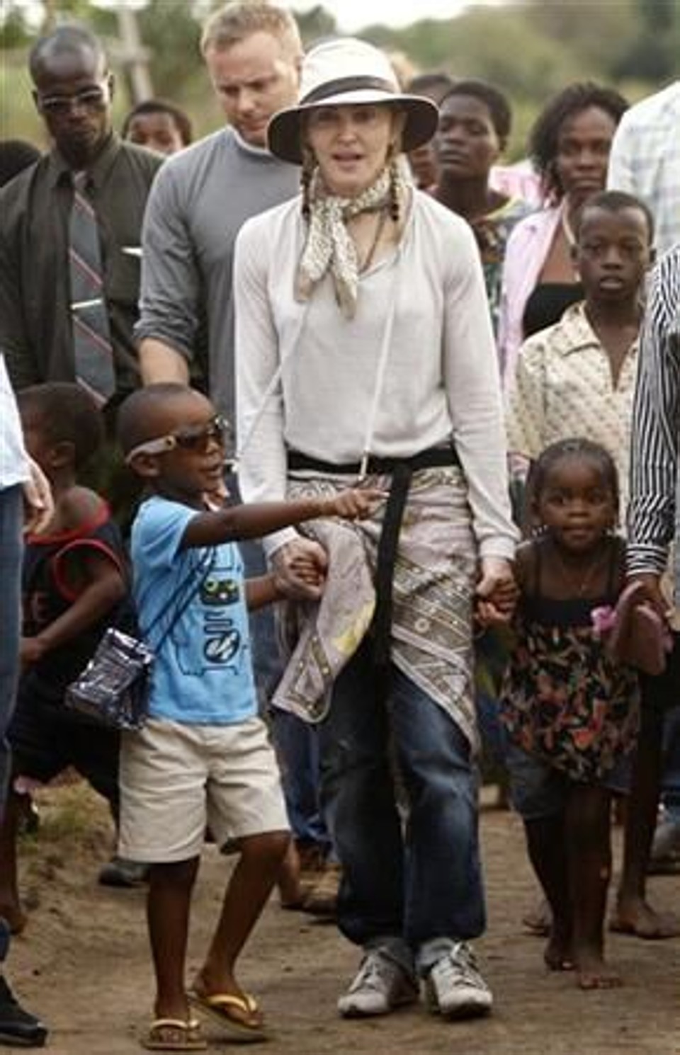 Cantora norte-americana Madonna com seus dois filhos adotados visitando povoado do Malauí em outubro de 2009 | Reuters