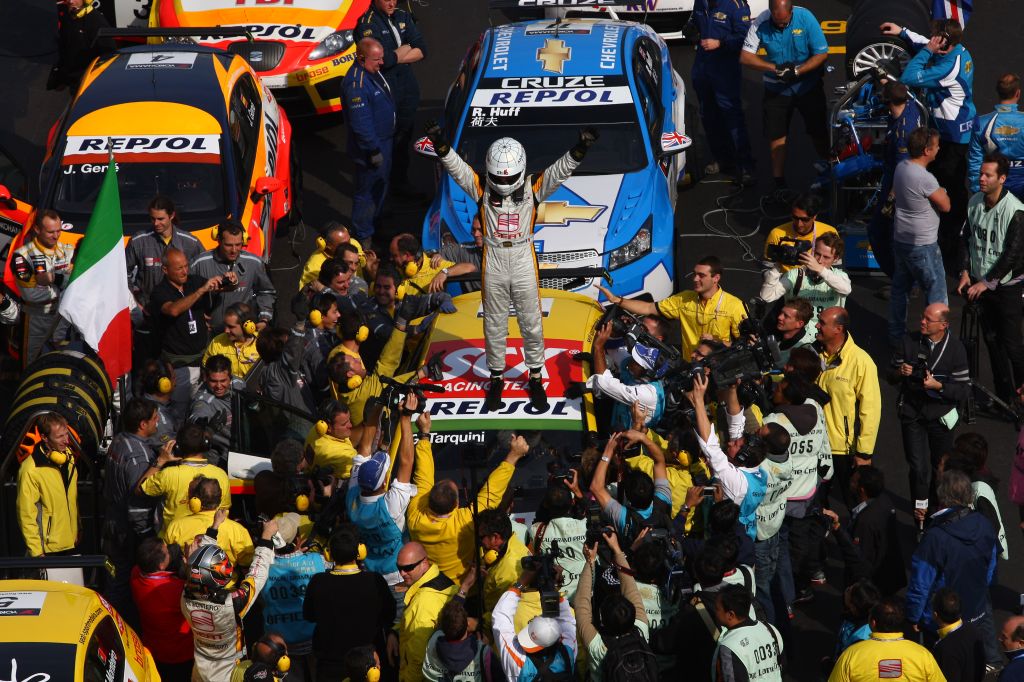 Gabriele Tarquini celebra sua primeira conquista no WTCC, garantida mesmo sem vitória nas duas baterias em Macau | FIAWTCC