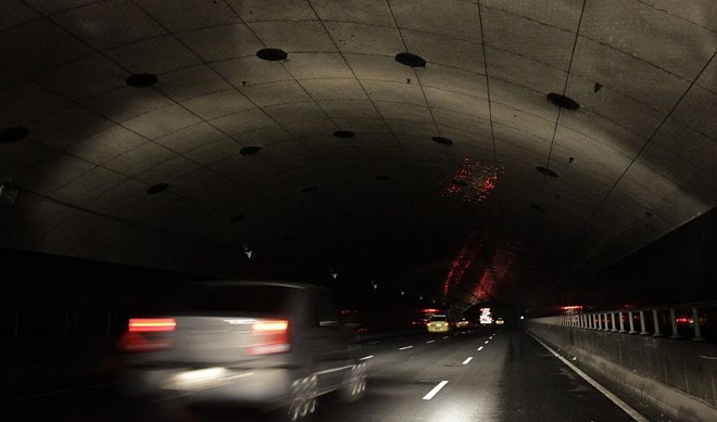 Túnel às escuras em Copacabana, no Rio de Janeiro, durante apagão |